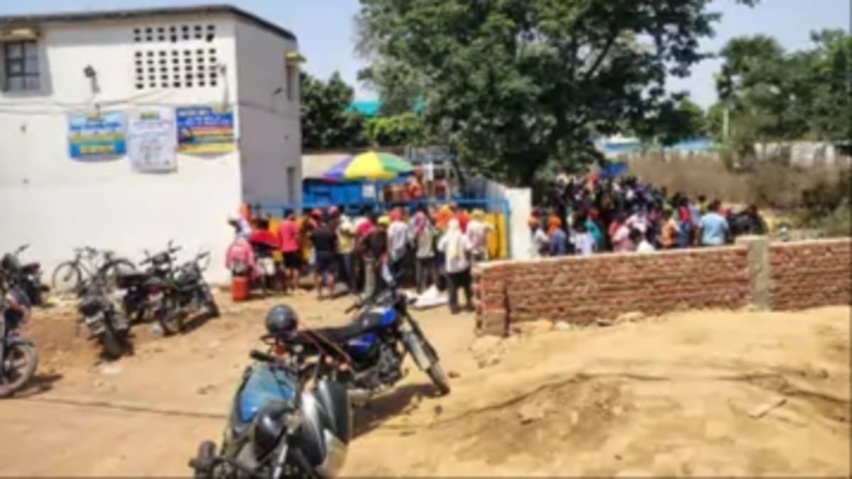 नहीं कम हो रही गैस की किल्लत, भीषण गर्मी में लंबी लाइन, सिलेंडर के लिए घंटों तपे बुजुर्ग और महिलाएं