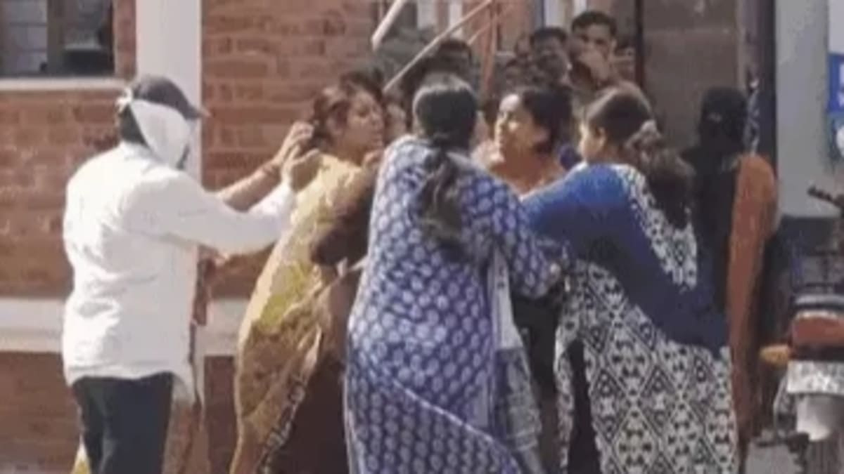 छुट्टी मांगी तो शिक्षिका को मिली प्रताड़ना, स्कूल में बाल पकड़कर पीटा, बदसलूकी का VIDEO वायरल