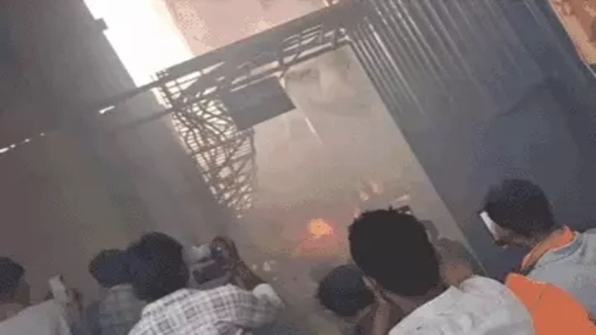 ​शॉर्ट सर्किट ने मुजफ्फरपुर स्टेशन पर मचाया हड़कंप, धूं-धूं कर जला कार्यालय, रेलवे ने दिए जांच के आदेश