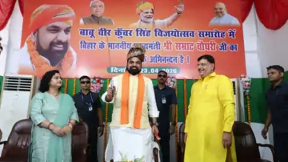 सम्राट के जनता दरबार में भगवा रंग और नारों की गूंज, साफा बांधकर उठाई तलवार, फिर सुनीं फरियादें