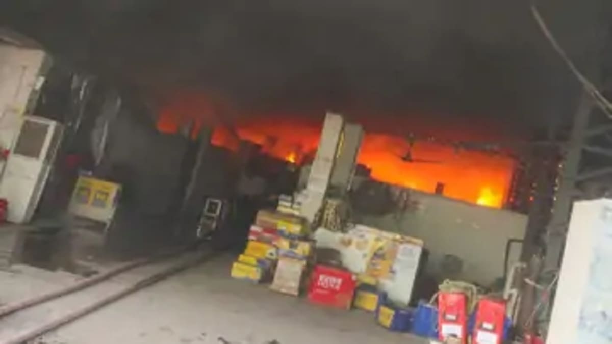 ​शॉर्ट सर्किट से धधका गया पुलिस लाइन का बैटरी गोदाम, लाखों का नुकसान, फायर ब्रिगेड ने टाला बड़ा धमाका