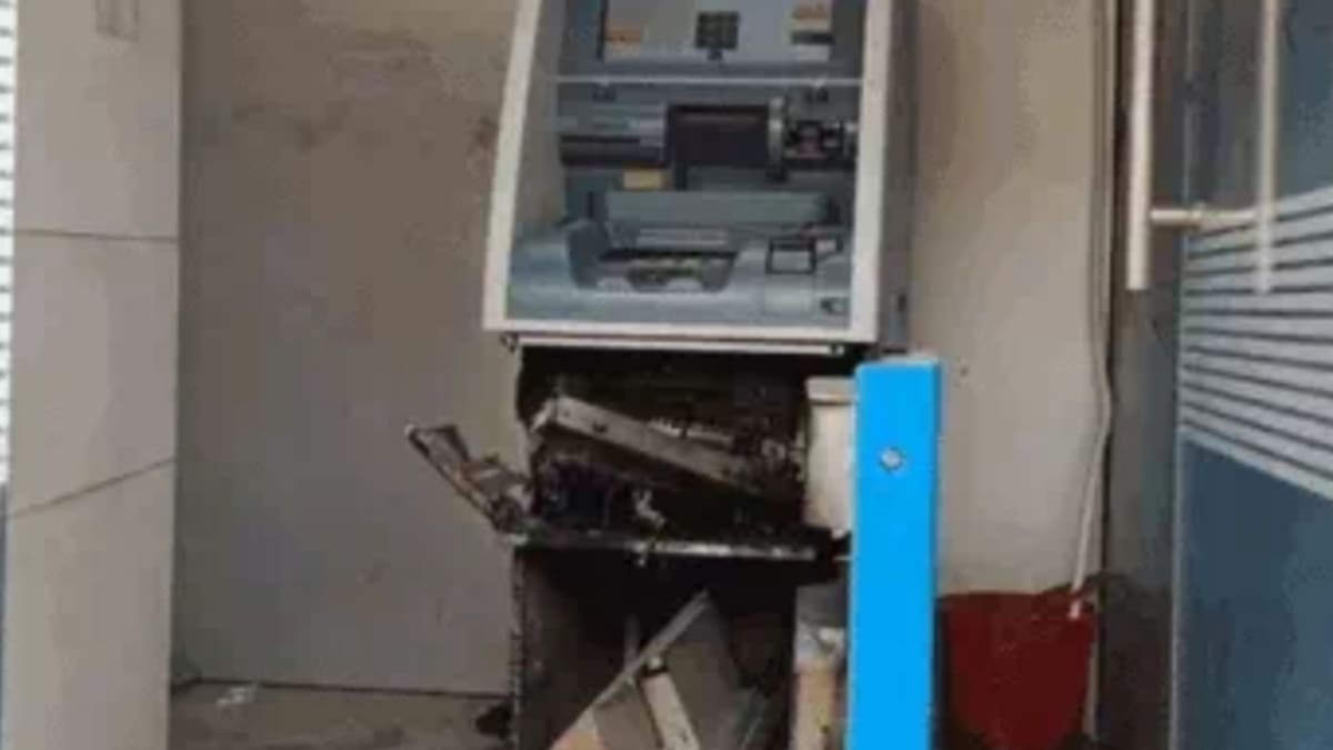 केनरा बैंक के ATM से 2.11 लाख की सनसनीखेज लूट, गैस कटर से मशीन काटकर भागे बदमाश