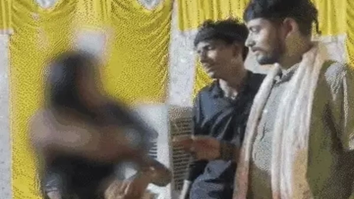 पैसे चाहिए तो वो करना होगा जो हम चाहेंगे… बेगूसराय में ऑर्केस्ट्रा डांसर ने खोले कई राज, पुलिस ने किया बड़ा रेस्क्यू