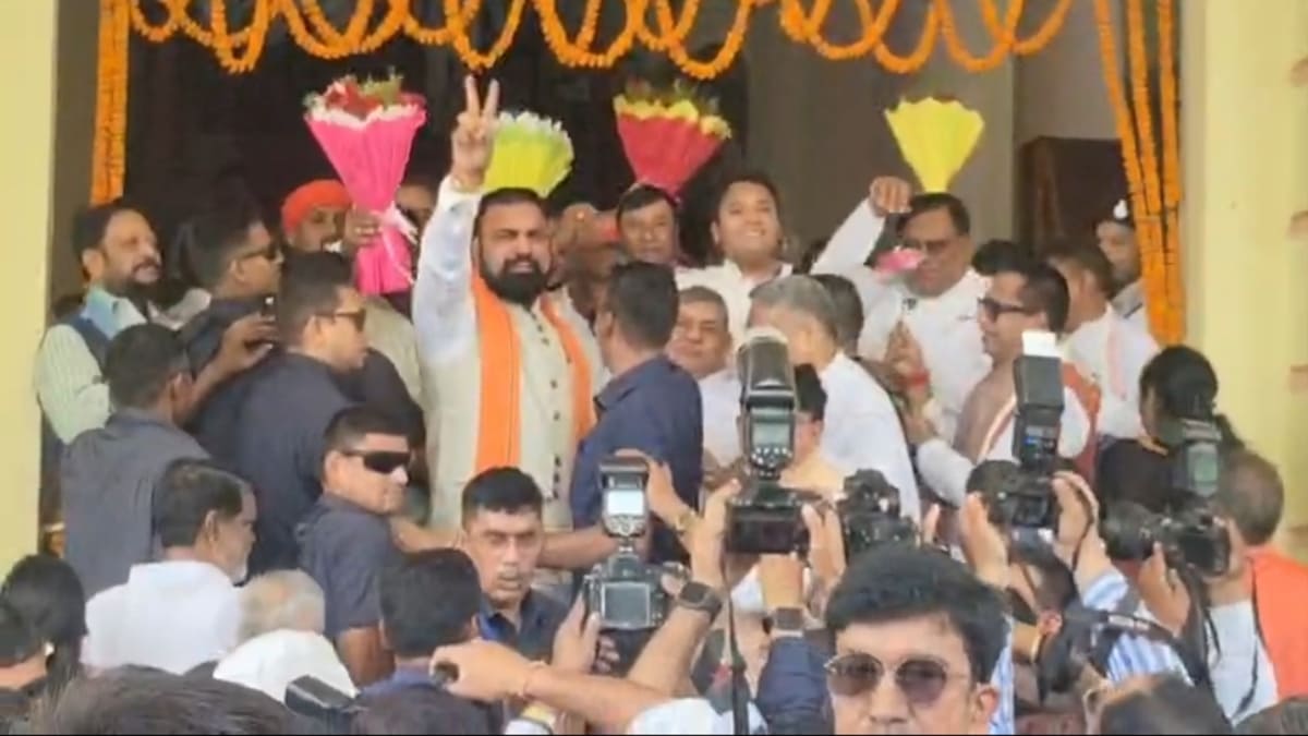 बिहार विधानसभा में आज सम्राट चौधरी की अग्निपरीक्षा: बहुमत परीक्षण के लिए सदन पहुंचे CM, दिखाया विक्ट्री साइन