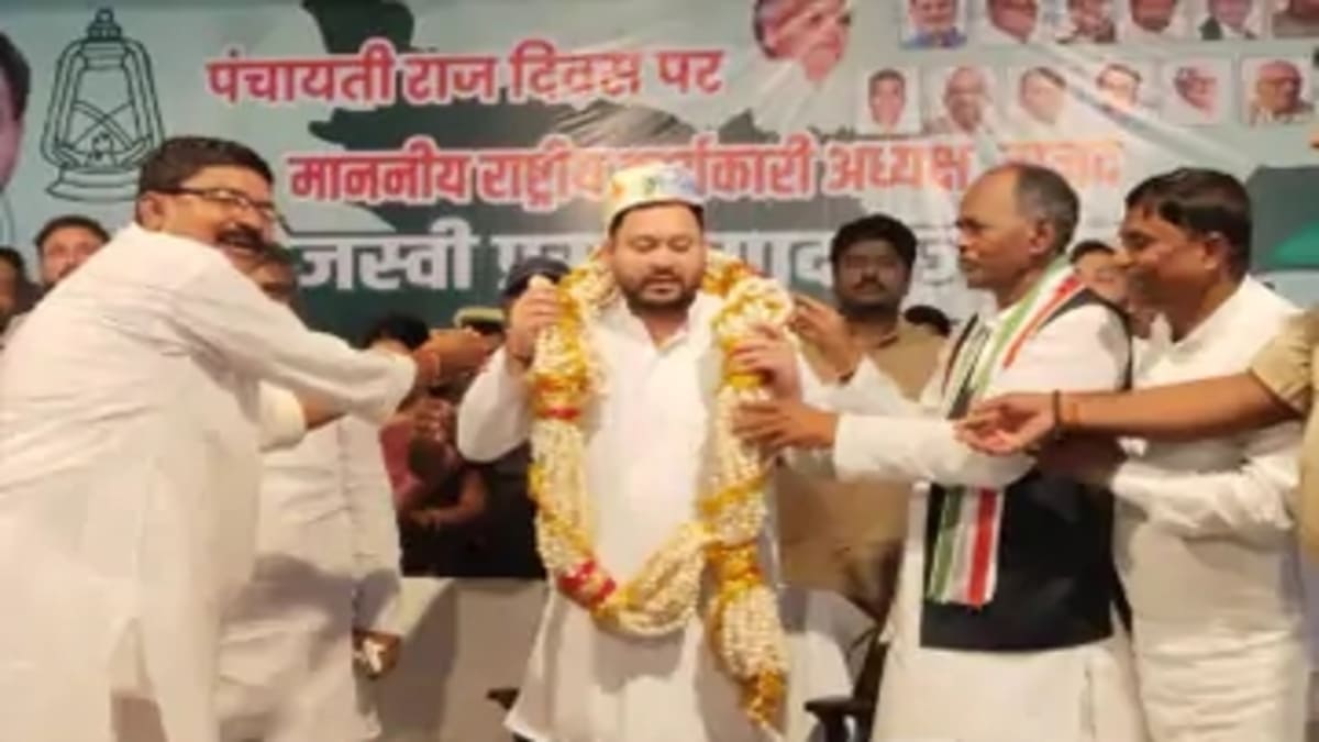 फूल-मालाओं के बदले तेजस्वी ने कार्यकर्ताओं से मांगी यह चीज, जिससे राजद खेमे में दौड़ गई जोश की लहर