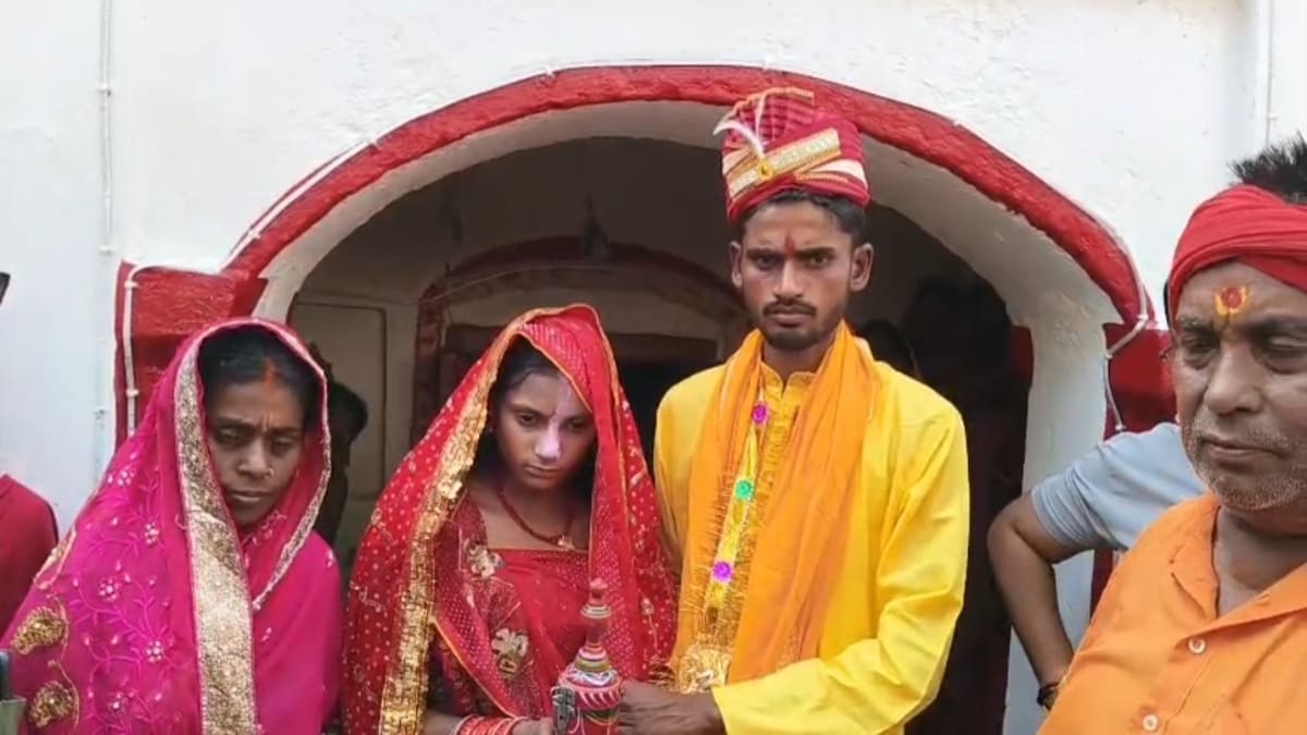 ​मोतिहारी में आपत्तिजनक हालत में पकड़े गए प्रेमी युगल, पंचायत ने मंदिर में कराई शादी