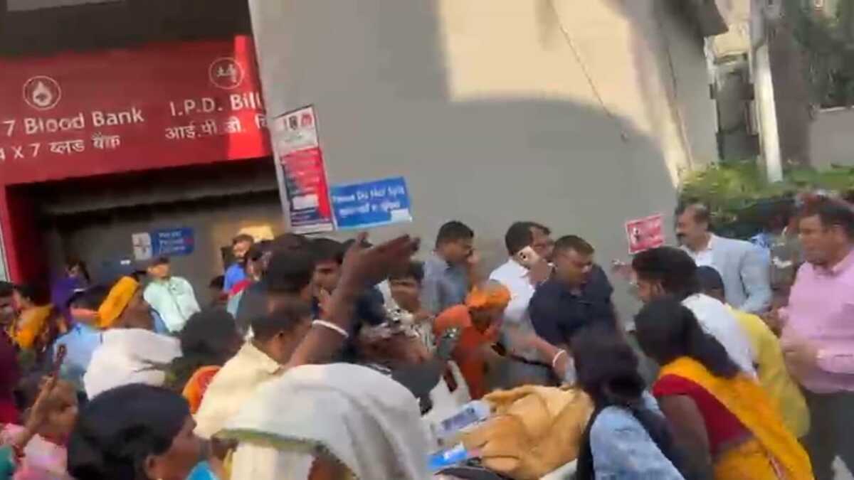 पारस अस्पताल के बाहर लाश रखकर प्रदर्शन, इलाज के नाम पर किडनी निकालने के आरोप से मचा हड़कंप!