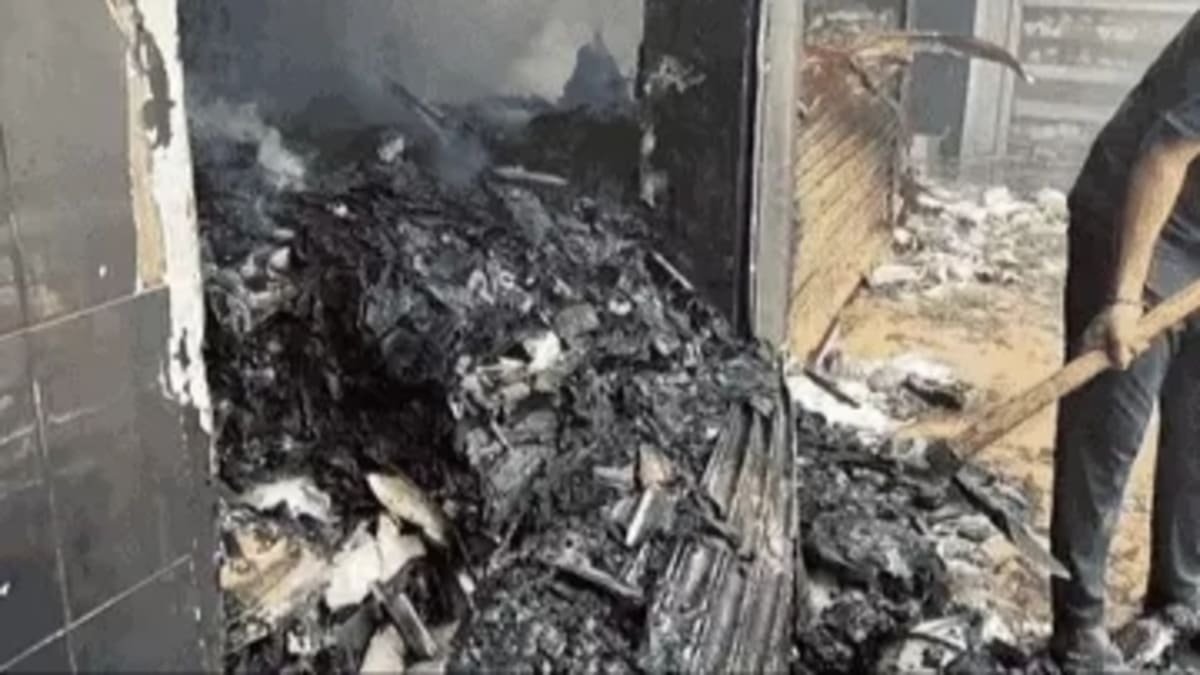 इनवर्टर शॉर्ट सर्किट ने छीना दुकानदारों का रोजगार, लाखों का नुकसान, मार्केट में नहीं थे सुरक्षा इंतजाम