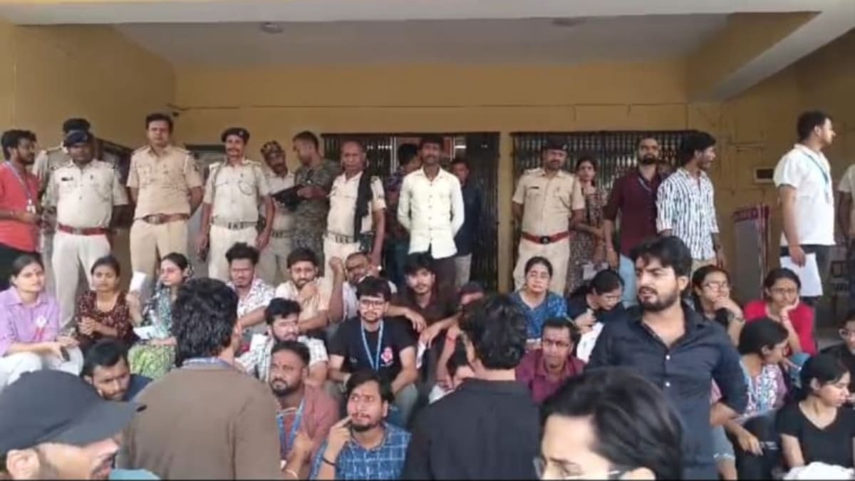 MBBS की परीक्षा में भारी बवाल, मधेपुरा मेडिकल कॉलेज के छात्रों ने कॉपी छीने जाने पर किया हंगामा