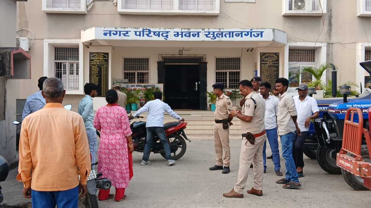 नगर परिषद कार्यालय में खूनी खेल, सभापति और EO को सरेआम मारी गोली, इलाके में दहशत