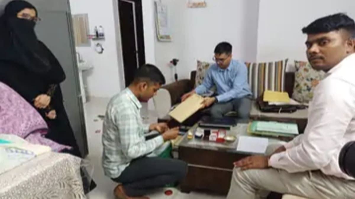 पटना में 2.5 लाख की रिश्वत लेते असिस्टेंट रजिस्ट्रार गिरफ्तार, कुलपति पर मढ़ा आरोप, कहा- VC के कहने पर आया था