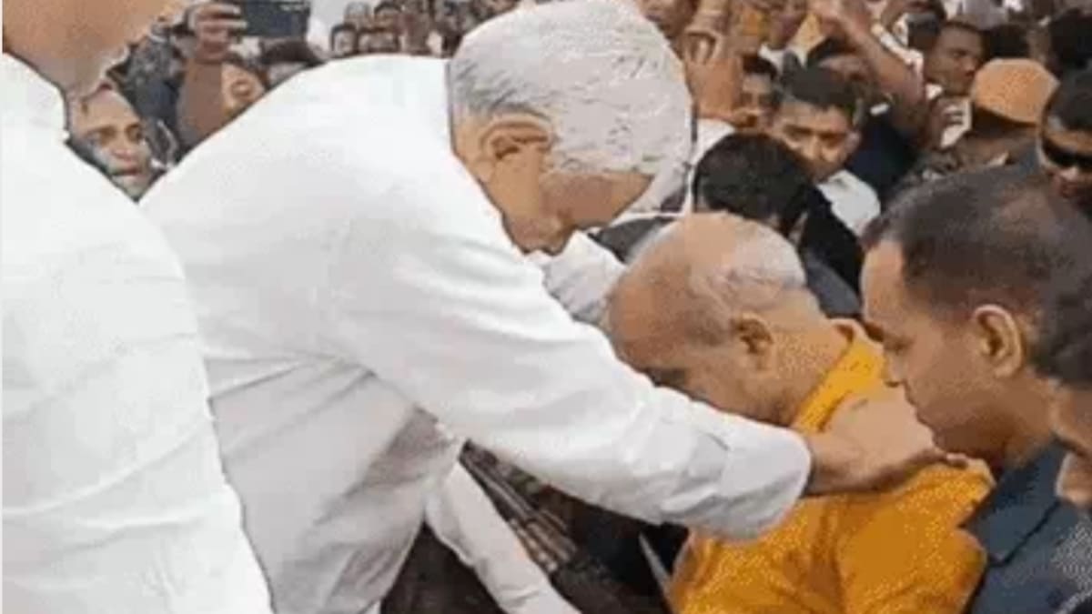 ​JDU महासचिव मनीष वर्मा के आवास पर उमड़ा सियासी दिग्गजों का जमावड़ा, CM नीतीश और आनंद मोहन ने अर्पित किए श्रद्धासुमन