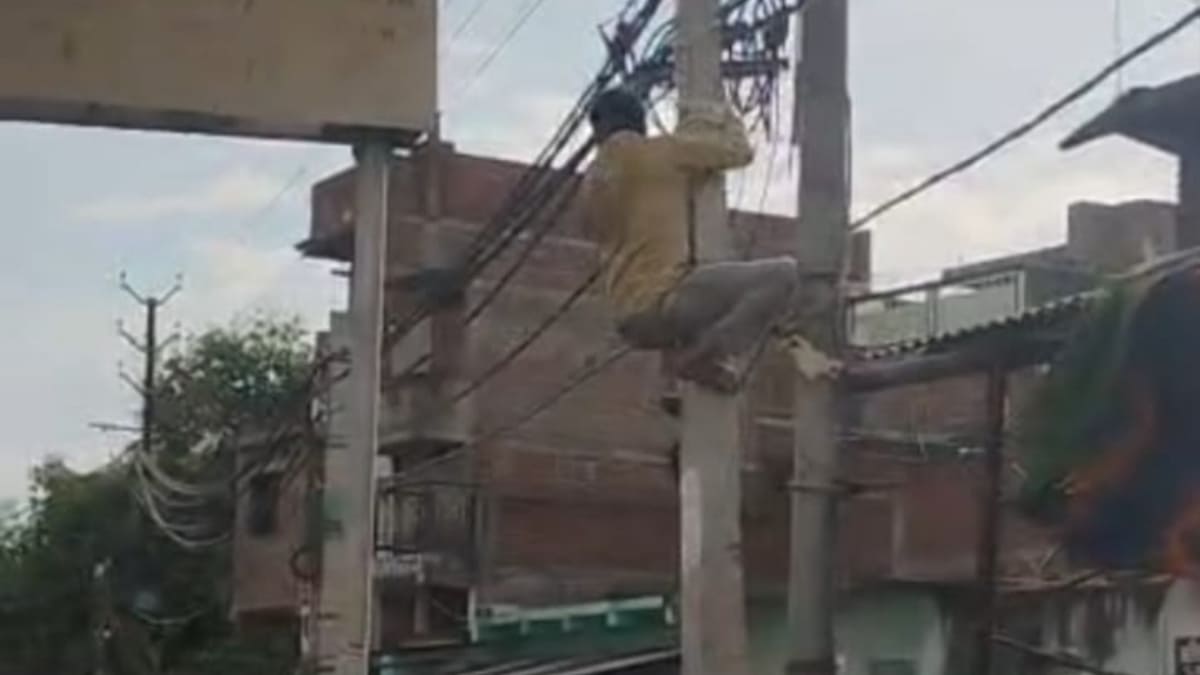 प्रेमिका को मनाने आए युवक का हाईवोल्टेज ड्रामा, मिलने से मना किया तो बिजली के खंभे पर लगाई जान की बाजी