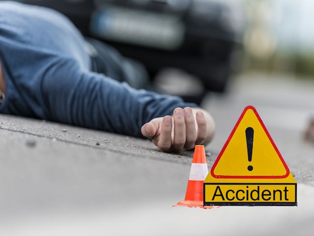 बेटे को स्कूल छोड़ने जा रहे पिता की सड़क हादसे में मौत, तेज रफ्तार कार ने मारी टक्कर