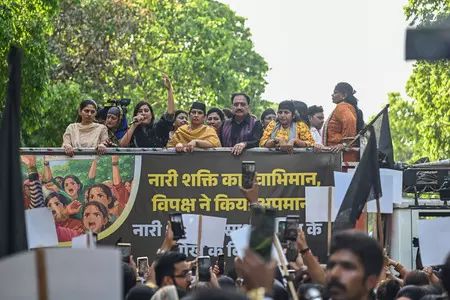महिला आरक्षण बिल : राहुल गांधी के घर के बाहर BJP का जोरदार प्रदर्शन, CM रेखा गुप्ता समेत कई बड़े नेता शामिल ; पोस्टर में लिखा ‘धोखेबाज’