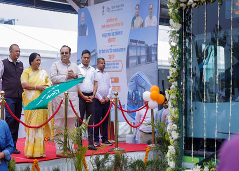 दिल्ली में इलेक्ट्रिक बसों को बढ़ावा; सीएम रेखा गुप्ता ने 200 ई-बसों को दिखाई हरी झंडी