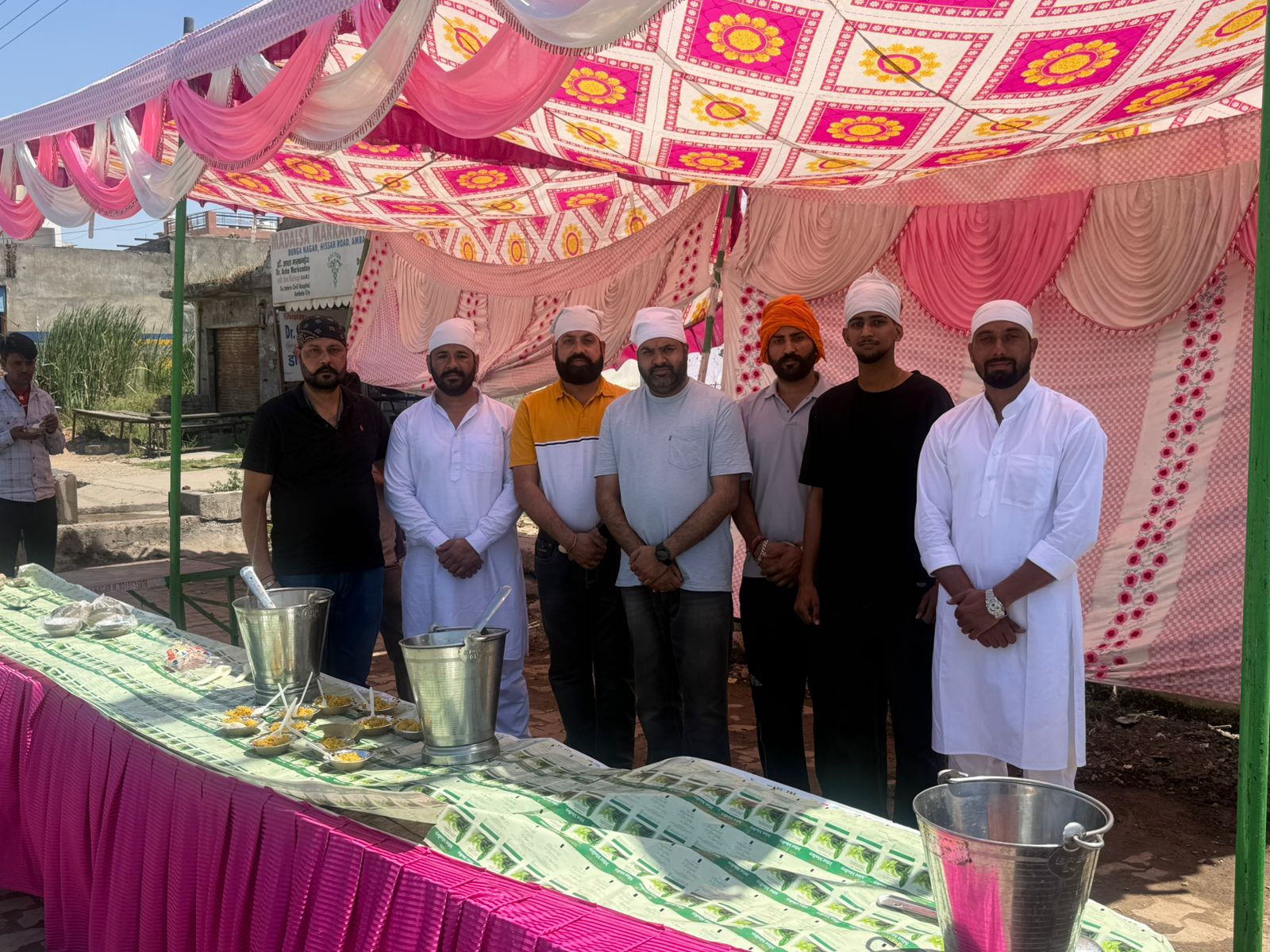 बैसाखी के पावन अवसर पर सभी देशवासियों और प्रदेशवासियों को हार्दिक शुभकामनाएं ,बैसाखी के पावन अवसर पर समाजसेवी हर्ष साहनी टीम ने लंगर लगवाया और अरदास की