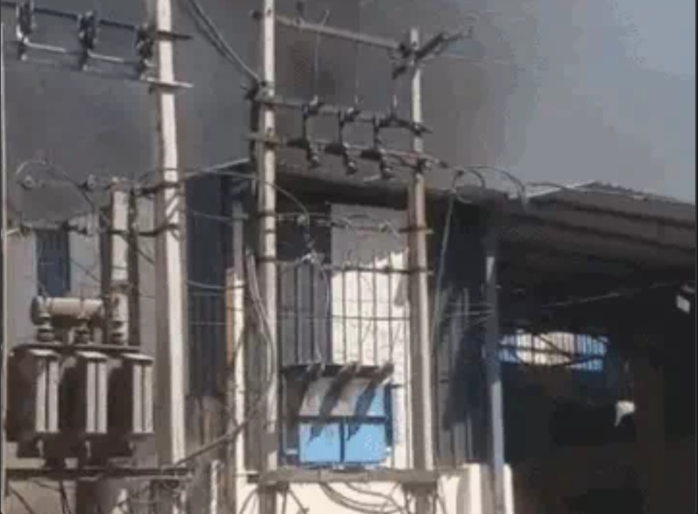 रोहतक: सुनारिया रोड स्थित फैक्ट्री में भीषण आग, वेल्डिंग के दौरान निकली चिंगारी से भड़की आग