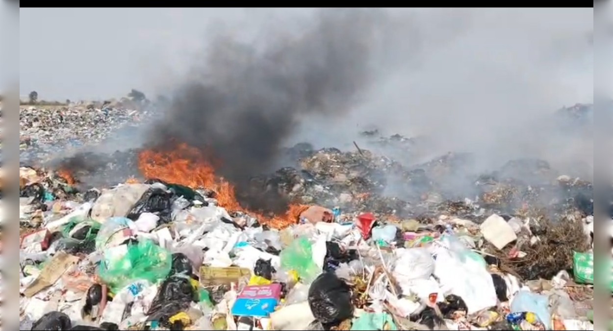 हांसी: बीड़ फॉर्म डंपिंग स्टेशन में लगी भीषण आग, किसानों ने फसल बचाने के लिए खुद संभाला मोर्चा