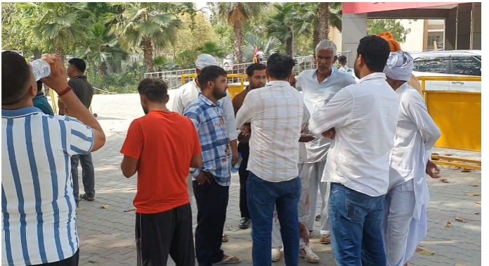 बेकाबू कैंटर ने बाइक सवार दंपत्ति को कुचला, महिला की मौके पर मौत