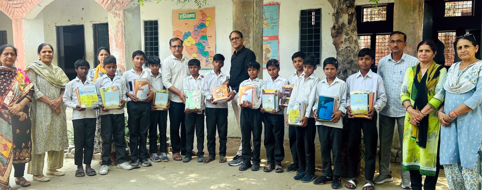 आठवीं कक्षा के विद्यार्थियों को नए पाठ्यक्रम की पुस्तकों के सैट वितरित किए
