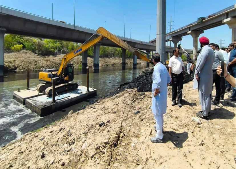 मानसून से पहले दिल्ली सरकार अलर्ट, 57% डी-सिल्टिंग पूरी, 76 प्रमुख नालों पर फोकस