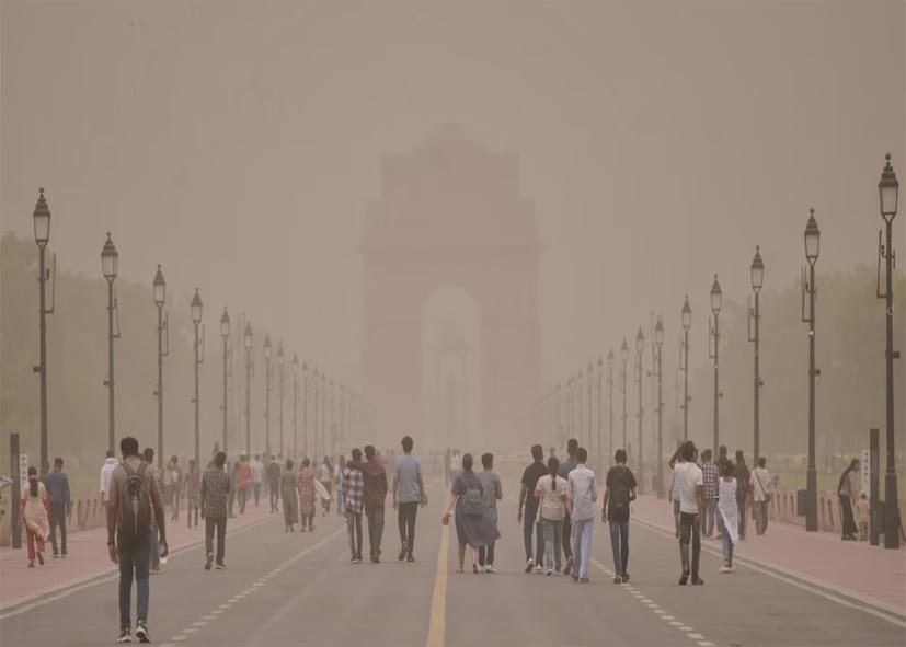 दिल्ली-NCR में धूल भरी आंधी, सुबह से बदला मौसम; विजिबिलिटी घटी, तेज हवाएं-बारिश का अलर्ट