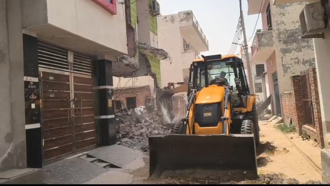 गुरुग्राम में ‘क्राइम किंग’ पर चला कानून का बुलडोज़र! दर्जनों केसों वाले आरोपी कृष्ण का दो मंजिला मकान रडार पर