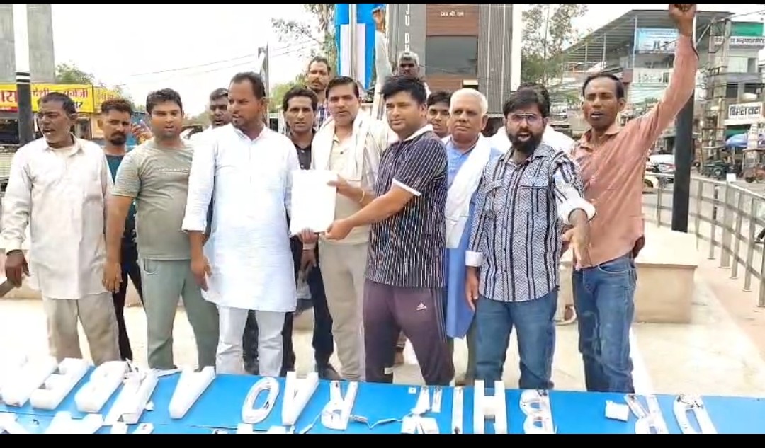 अंबेडकर प्रतिमा की नेम प्लेट गिरने पर बवाल: समाज ने किया जोरदार प्रदर्शन, अभद्र व्यवहार का लगाया आरोप