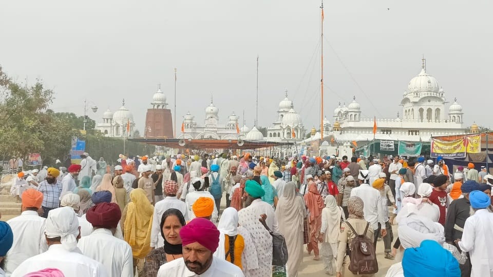खालसा साजना दिवस और बैसाखी पर श्री हरिमंदर साहिब में उमड़ा श्रद्धालुओं का सैलाब, दीपमाला और आतिशबाजी से सजा दरबार साहिब