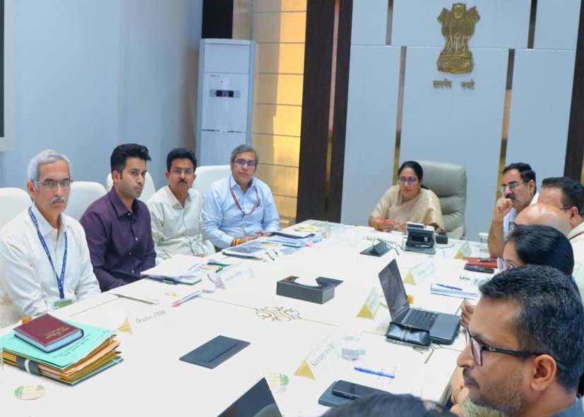 CM रेखा गुप्ता का अल्टीमेटम; 30 जून तक पूरी हो नालों की सफाई, जलभराव पर सख्ती