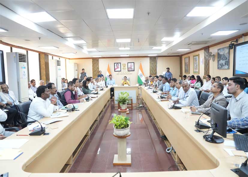 विकसित दिल्ली पर जोर: CM रेखा गुप्ता ने की योजनाओं की समीक्षा, समयबद्ध काम के दिए निर्देश
