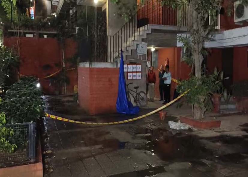 दिल्ली में डबल मर्डरः पुरानी रंजिश के चलते पड़ोसी असद ने की पिता-पुत्र की हत्या; आरोपी हिरासत में