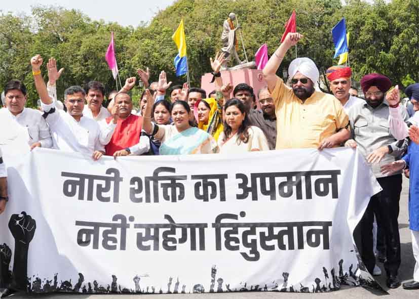 दिल्ली विधानसभा विशेष सत्र: काली पट्टी बांधकर पहुंचे भाजपा विधायक, नारी शक्ति वंदन अधिनियम पर होगी चर्चा