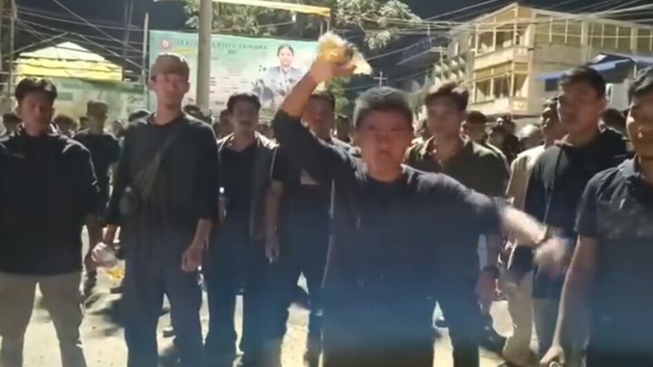 राज्य में NRC लागू करो .. मासूमों की मौत के बाद सुलग उठा मणिपुर, रात में सड़कों पर उतरे हजारों लोगों की एक ही डिमांड – “उग्रवादियों पर हो सख्त एक्शन”