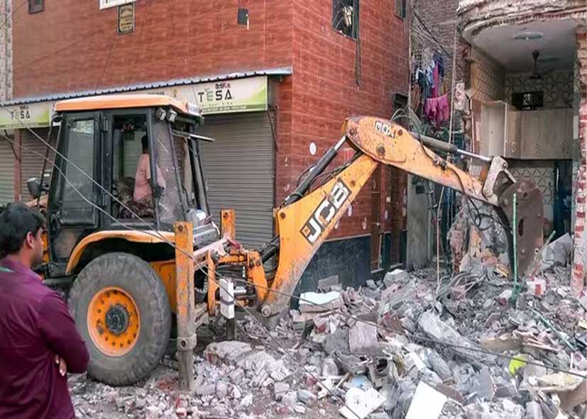 दिल्ली में DDA का बुलडोजर एक्शन, 12 एकड़ में बने 23 फार्महाउस ध्वस्त, कुछ हिस्सों पर हाई कोर्ट का स्टे