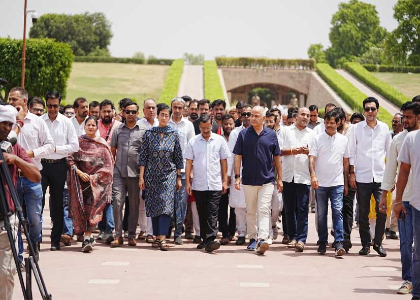 ‘सत्याग्रह’ को लेकर केजरीवाल-सिसोदिया का राजघाट दौरा, महात्मा गांधी को दी श्रद्धांजलि