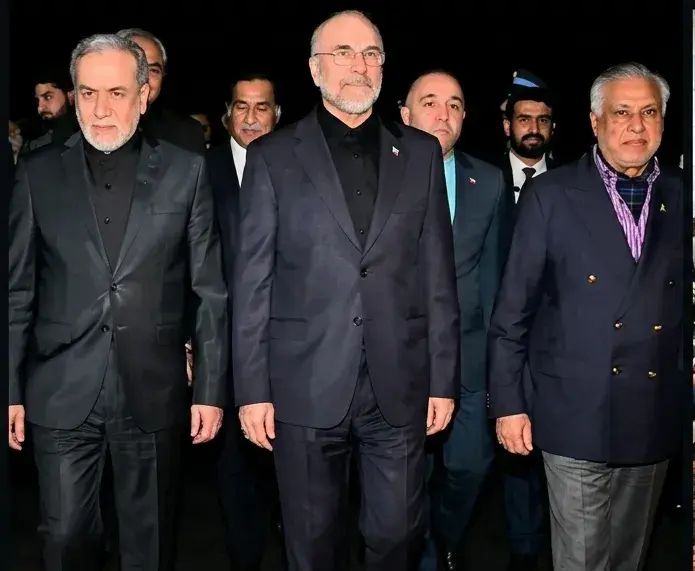 “हमें डर था की हमारे विमान को मिसाइल से उड़ा दिया जाएगा..” पाकिस्तान में ईरानी प्रतिनिधिमंडल को था जान का खतरा ! लौटते हुए विमान बदला ; ट्रेन-बस का किया इस्तेमाल