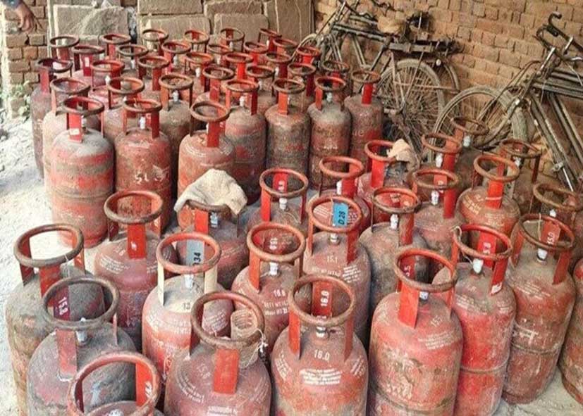 दिल्ली पुलिस ने LPG सिलेंडरों की जमाखोरी और जमाखोरी का किया भंडाफोड़, 75 सिलेंडर जब्त, 1 गिरफ्तार
