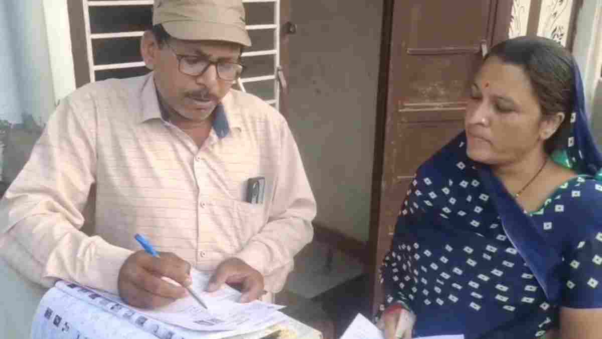 लोकतंत्र में ‘मौत’ का खेल! 17 जिंदा लोगों को मतदाता सूची में घोषित किया ‘मृत’, कलेक्टर ने CMO को किया लाइन अटैच