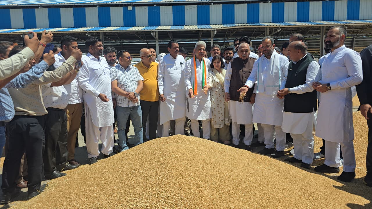 अंबाला: भूपिंदर हुड्डा और राव नरेंद्र ने अनाज मंडी का किया दौरा ,भाजपा सरकार पर किसान विरोधी नीतियों का किया हमला