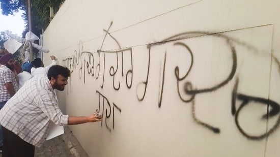 हरभजन के बाद अब संदीप पाठक के घरों की दीवारों पर अभद्र टिप्पणी