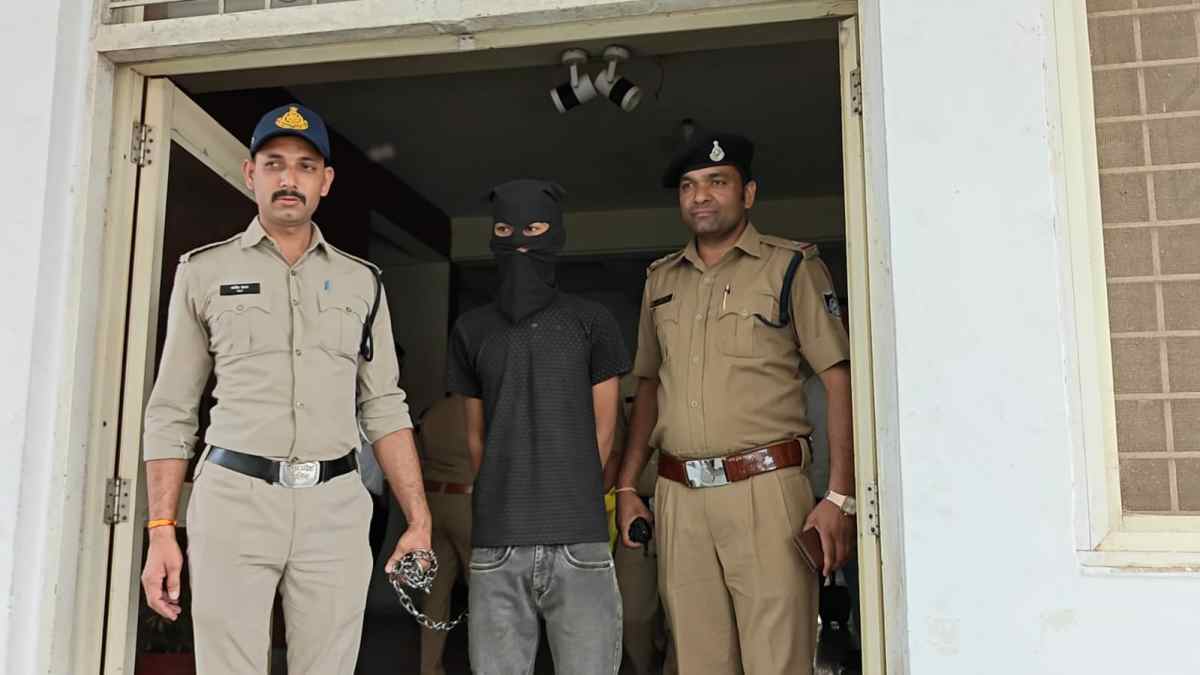 पकड़े गए APK फाइल से ठगी करने वाले जालसाज: पुलिस ने नंबर प्लेट पर टेप लगाकर 7 दिन तक डाला डेरा, 8वीं फेल सरगना के साथ पिता गिरफ्तार