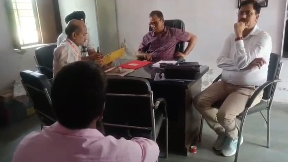 Alwar News: सरकारी स्कूल में मच गया हड़कंप, बच्चों की दाल में तैरता मिला मरा चूहा