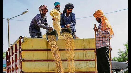 पंजाब में आढ़तियों की हड़ताल खत्म: सरकार से मीटिंग के बाद फैसला, मंडियों में फिर शुरू होगी खरीद