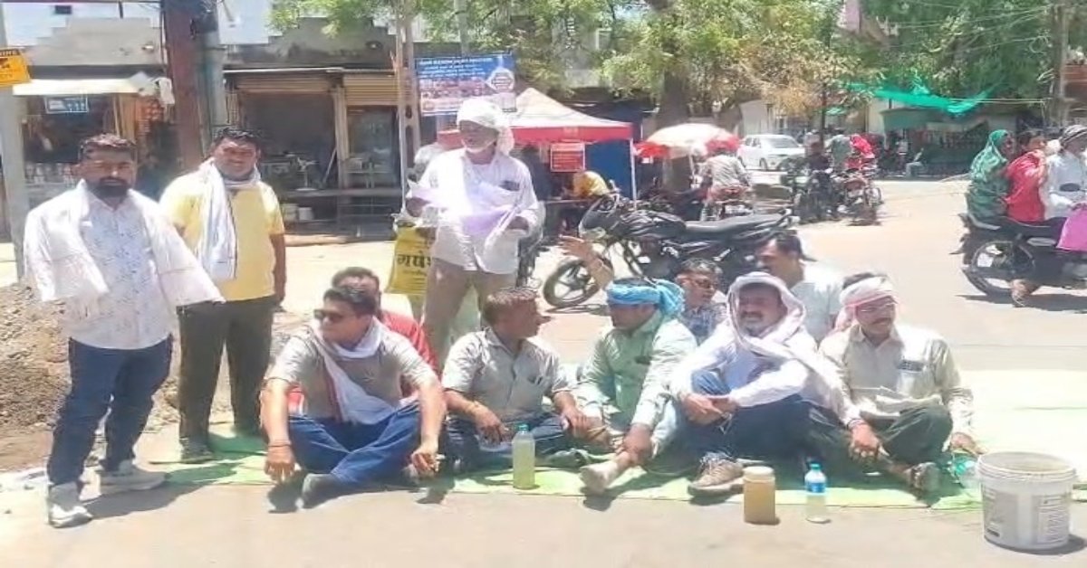 बड़वानी में सीवरेज-पानी लाइन लीक: गंदे पानी को लेकर वार्डवासियों का फूटा गुस्सा, धरने पर बैठे पार्षद