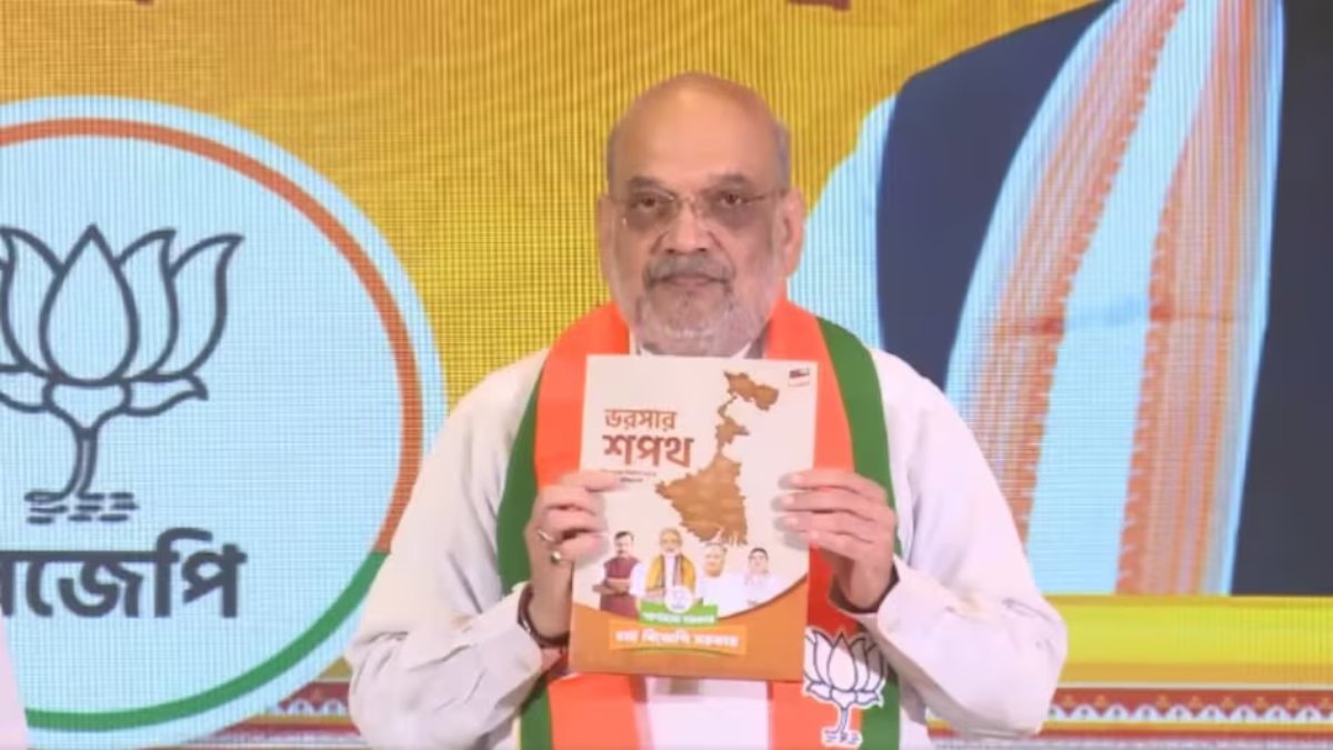 बंगाल में 6 महीने में UCC, महिलाओं और बेरोजगार युवाओं को ₹3 हजार महीना, कर्मचारियों को 45 दिन में सातवां वेतनमान, अमित शाह ने जारी किया बीजेपी का घोषणा पत्र