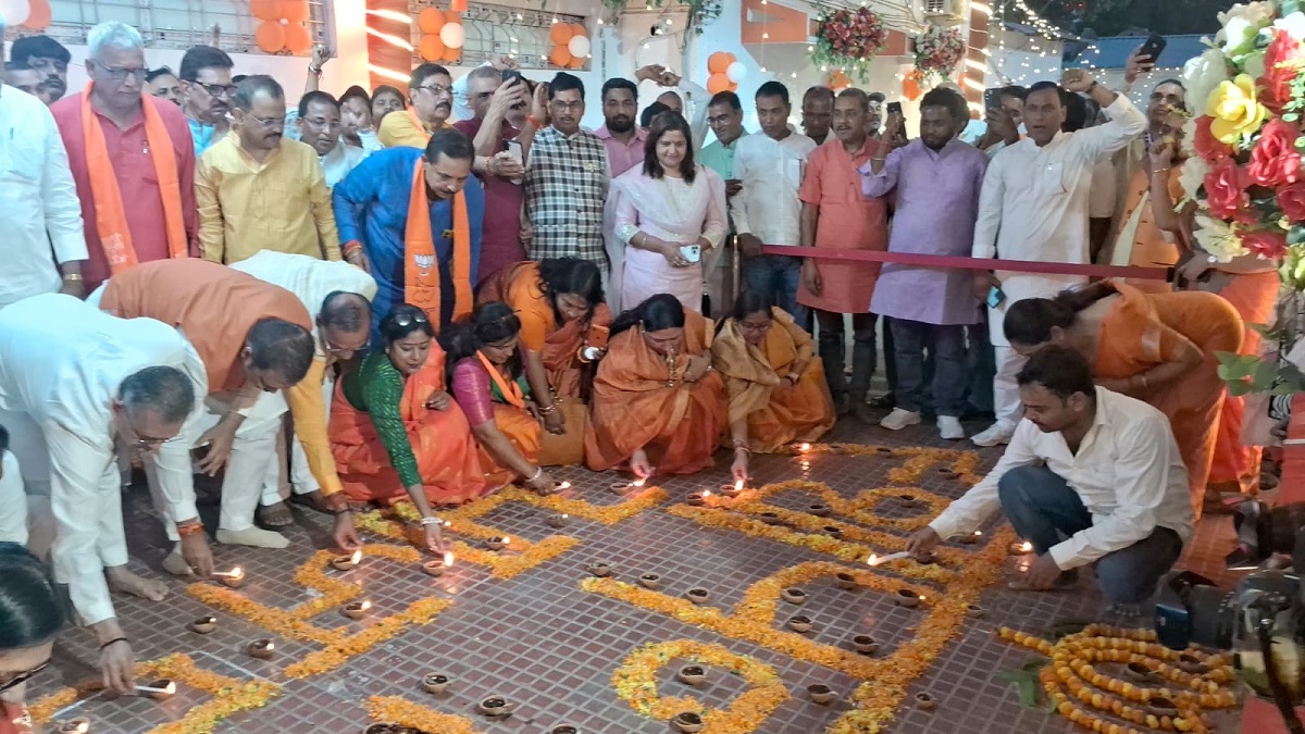 बीजेपी स्थापना दिवस पर दीपोत्सव का आयोजन, मुस्लिम समुदाय के 32 लोगों ने ली पार्टी की सदस्यता