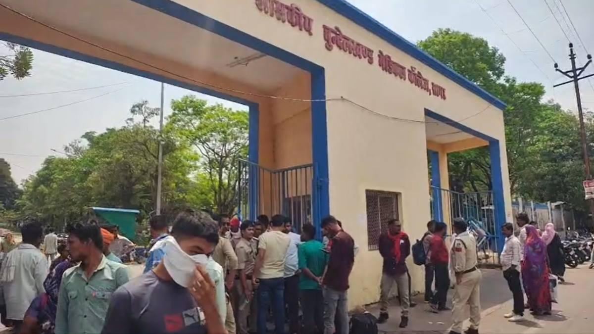 बुंदेलखंड मेडिकल कॉलेज में गर्भवती की संदिग्ध मौत: परिजनों ने किया हंगामा, लापरवाही का लगाया आरोप