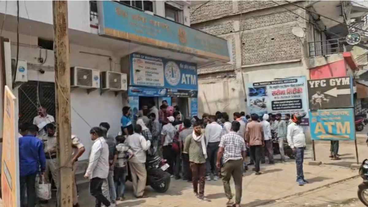 बैंक ऑफ महाराष्ट्र में दिनदहाड़े लूट: फिल्मी अंदाज में घुसे हथियारबंद बदमाश, बंधक बनाकर चंद मिनटों में लाखों रुपए लेकर हुए फरार